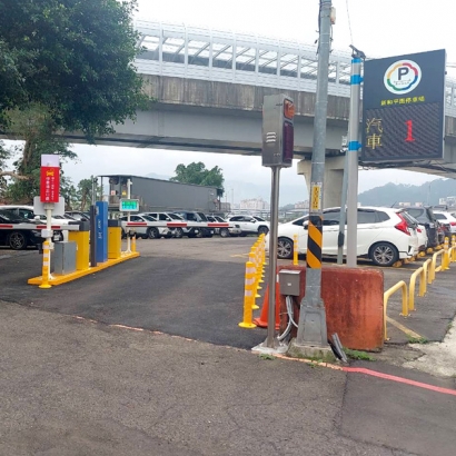 新店新和平面停車場