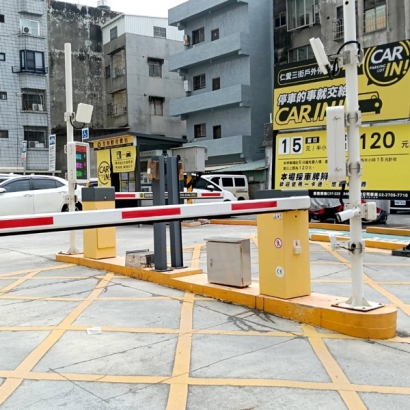 高雄仁愛三街停車場