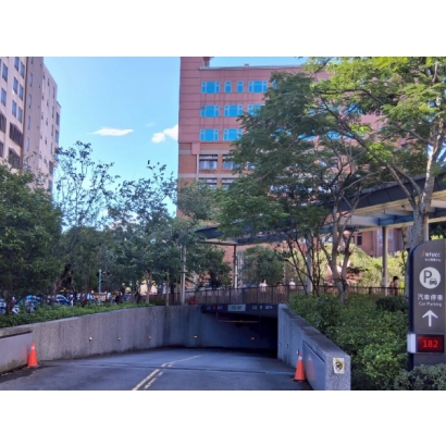 台北臺大癌醫中心分院停車場